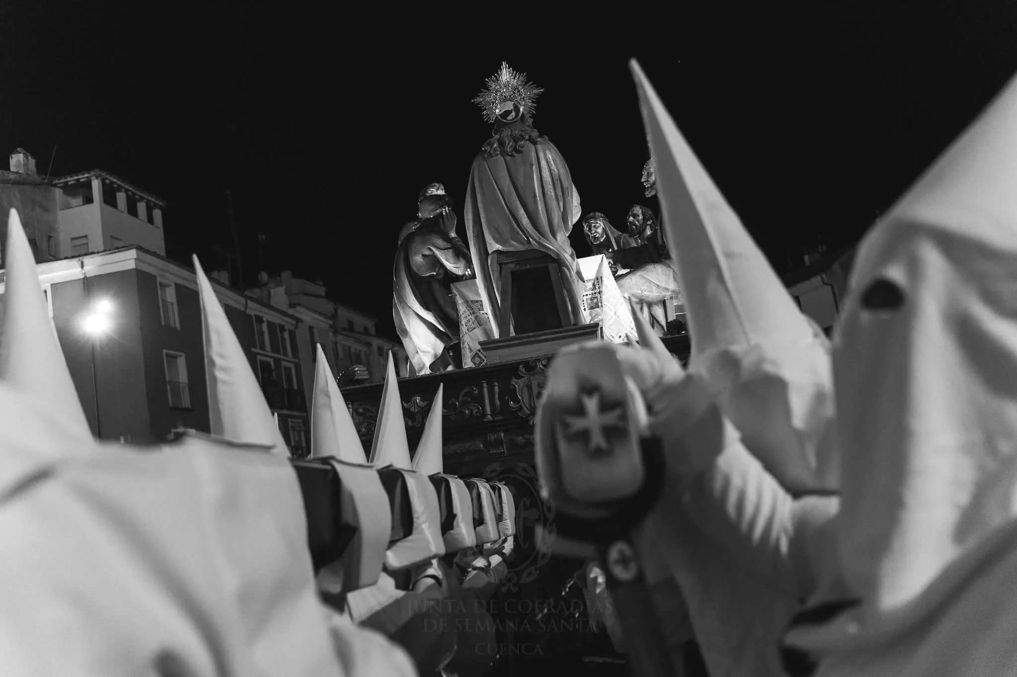 Nazarenos con faroles · La cruz de la Hermandad
