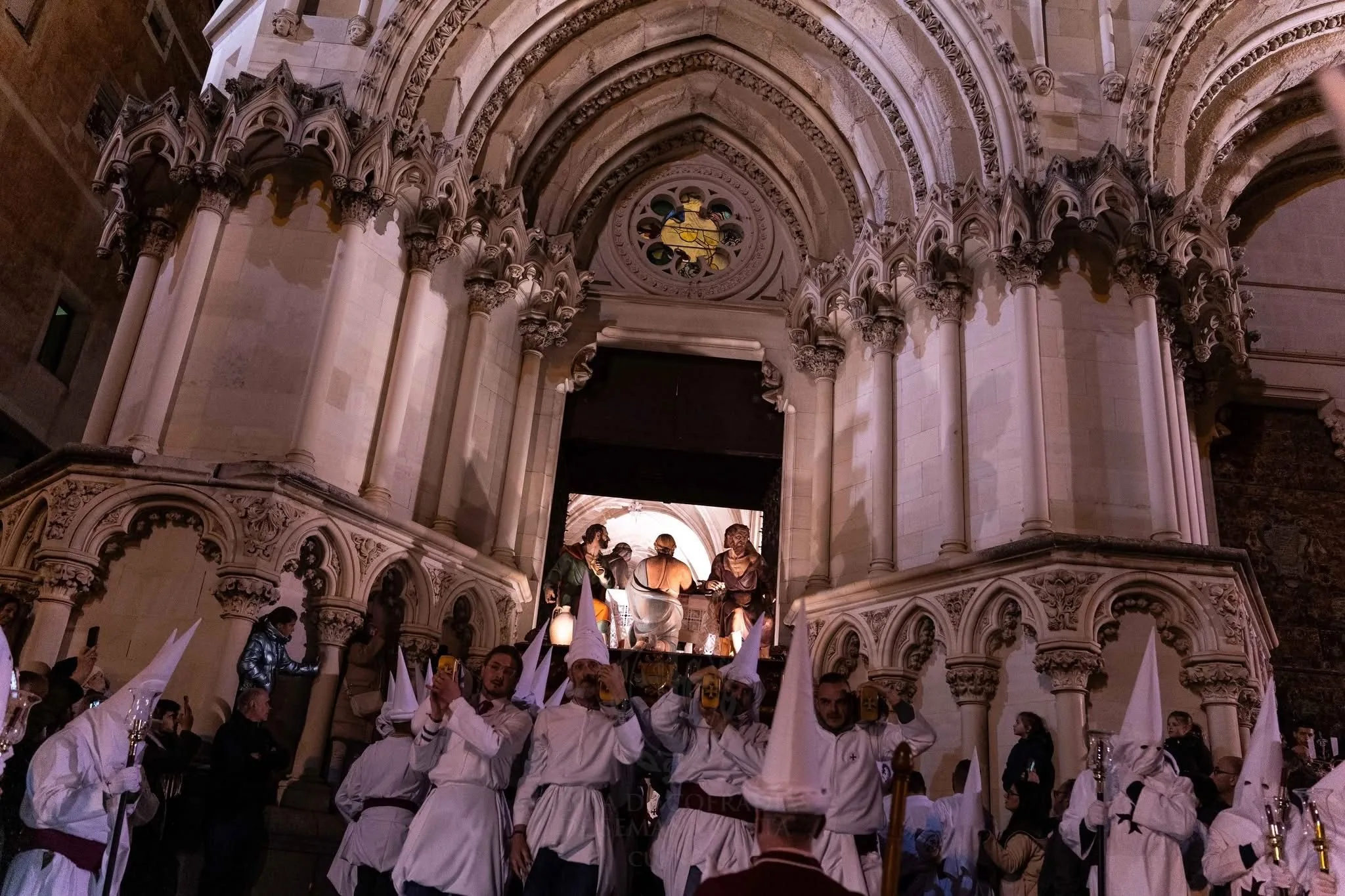 Salida del paso por la puerta de la Catedral